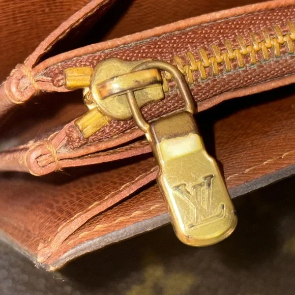 AUTHENTIC LOUIS VUITTON Vintage LV Monogram Sarah Wallet. - Picture 11 of 16